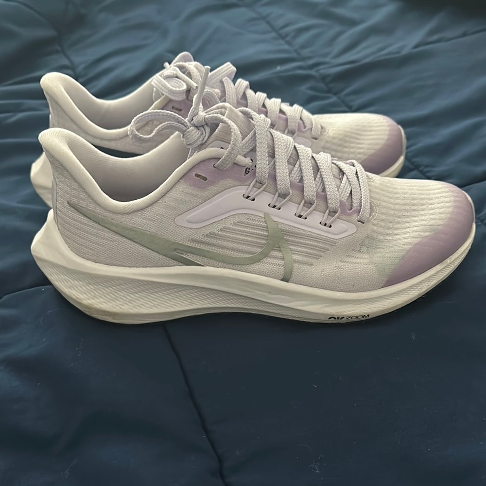 Nike White and Purple Sneakers Lightweight Performance